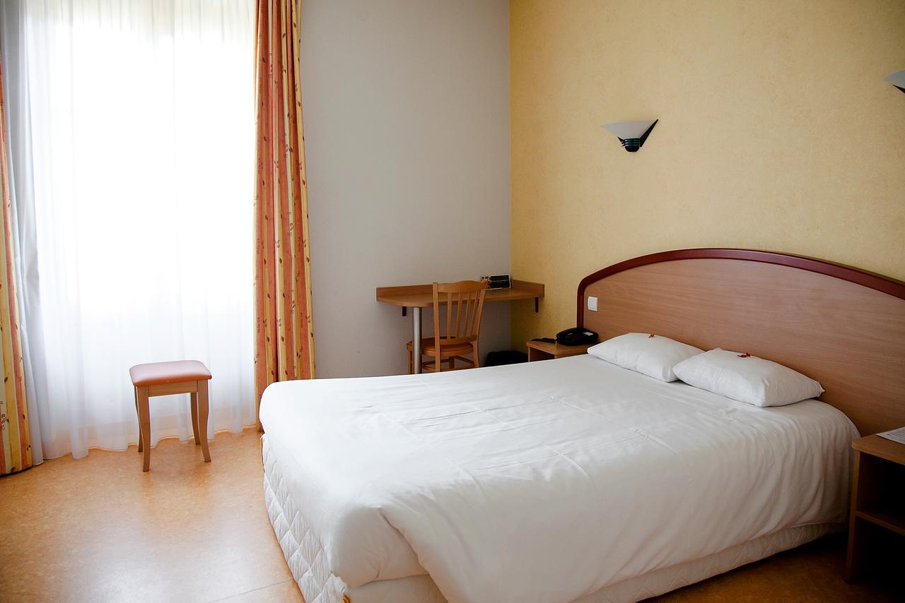 Logis Hotel Du Commerce Volvic Exteriör bild